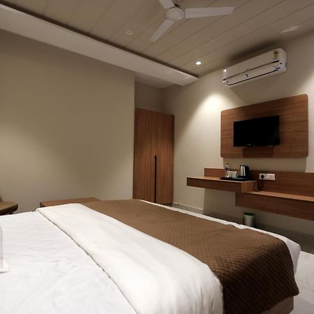 Hotel Regal Palm Moradabad Bagian luar foto