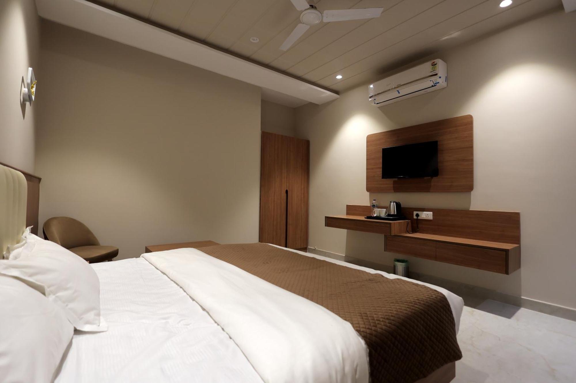 Hotel Regal Palm Moradabad Bagian luar foto