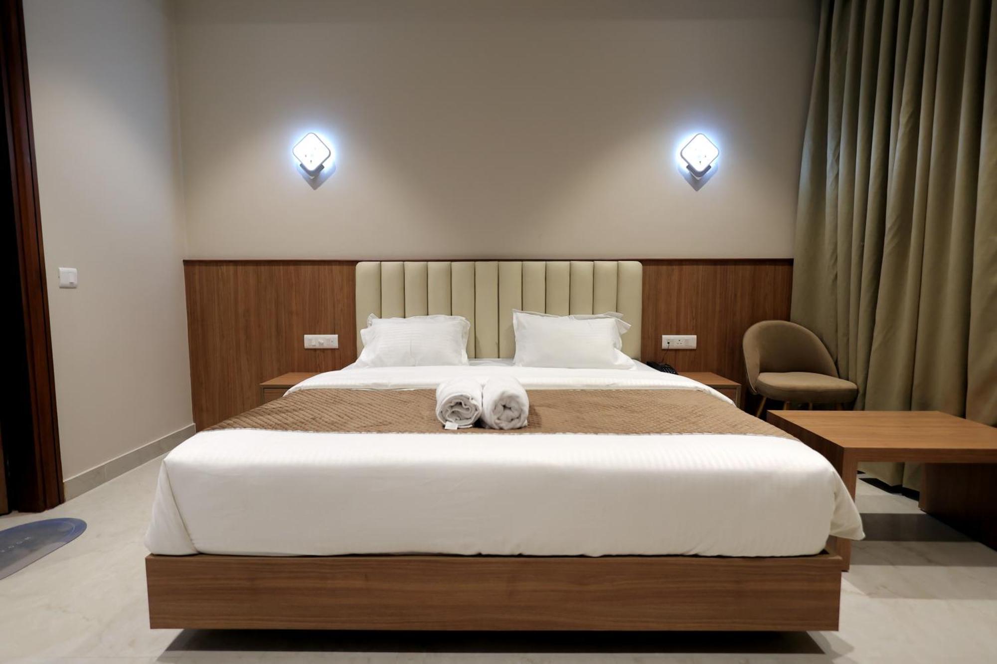 Hotel Regal Palm Moradabad Bagian luar foto