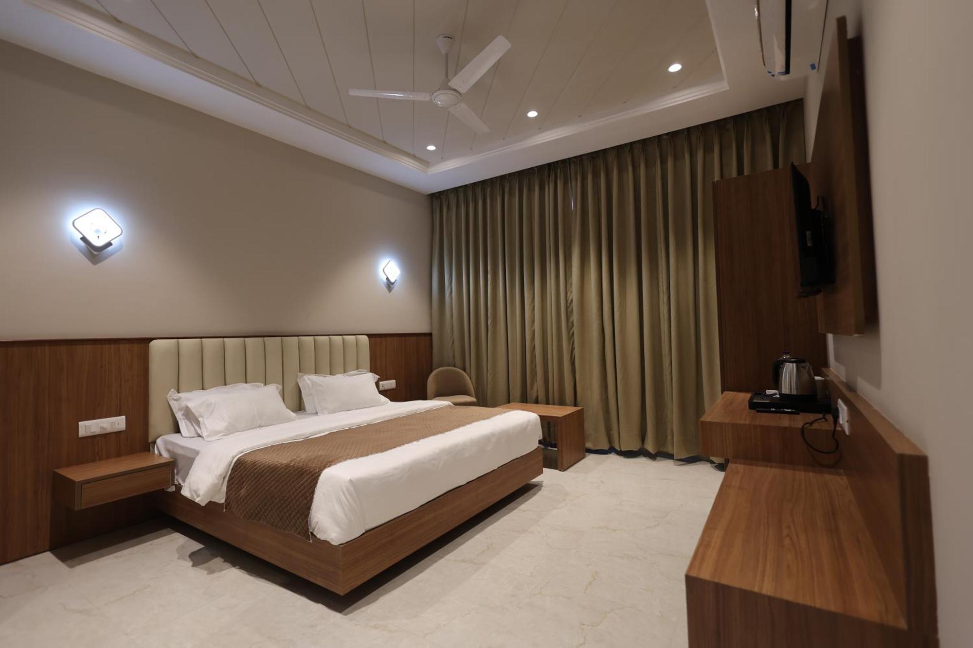 Hotel Regal Palm Moradabad Bagian luar foto