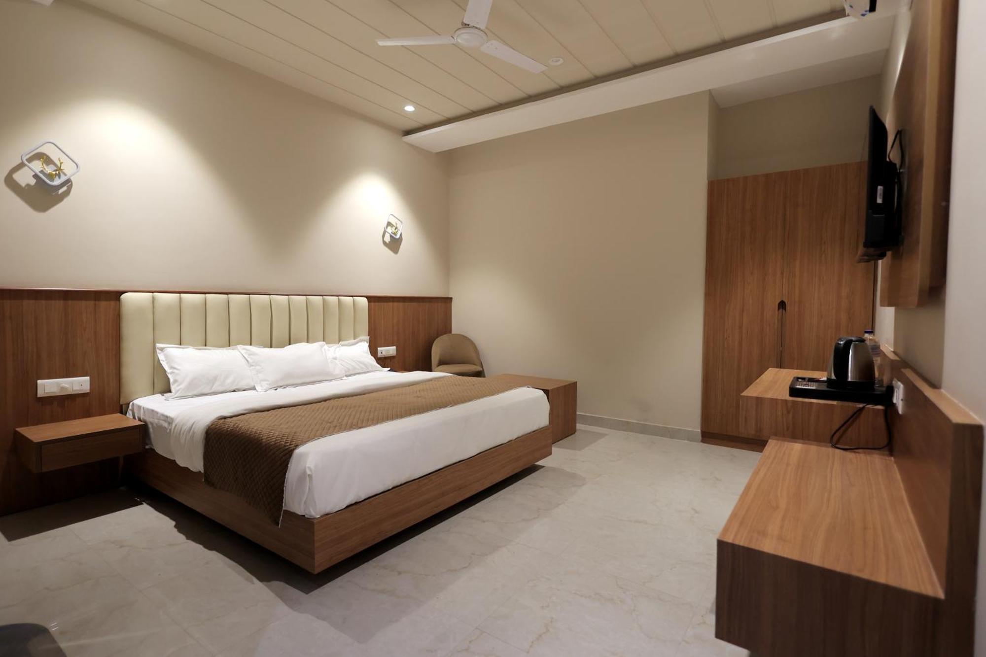 Hotel Regal Palm Moradabad Bagian luar foto
