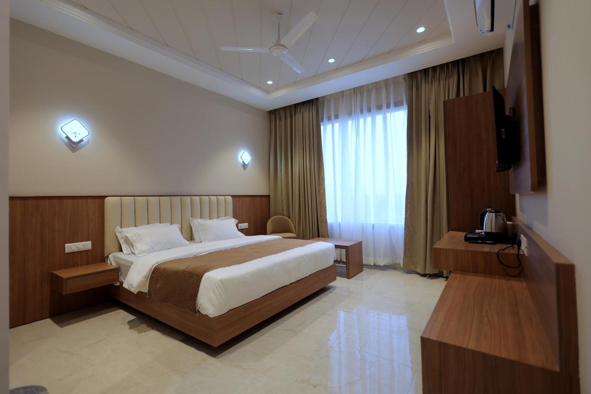 Hotel Regal Palm Moradabad Bagian luar foto