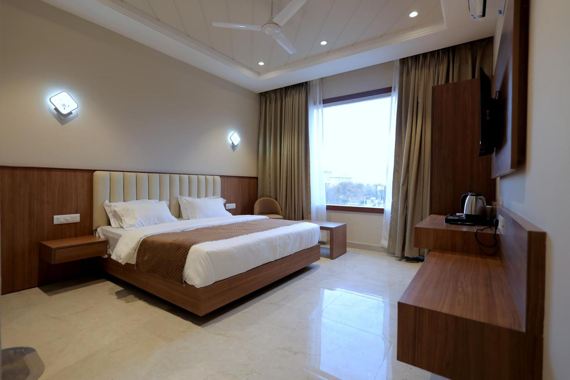 Hotel Regal Palm Moradabad Bagian luar foto