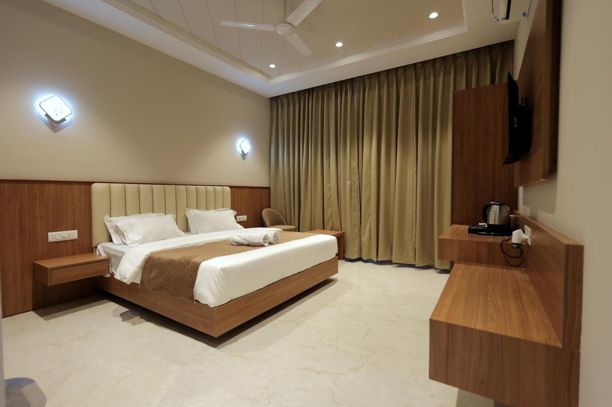 Hotel Regal Palm Moradabad Bagian luar foto